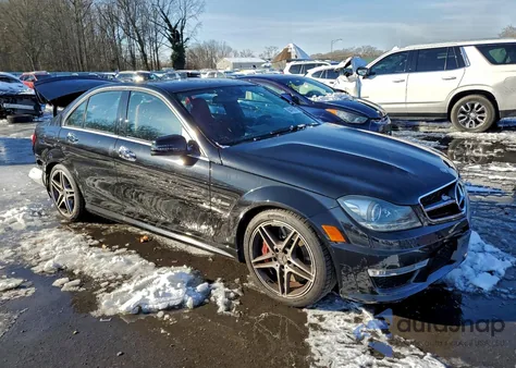 2013 Mercedes-Benz C 63 Amg z USA, uszkodzony, nr VIN WDDGF7HB2DA827158